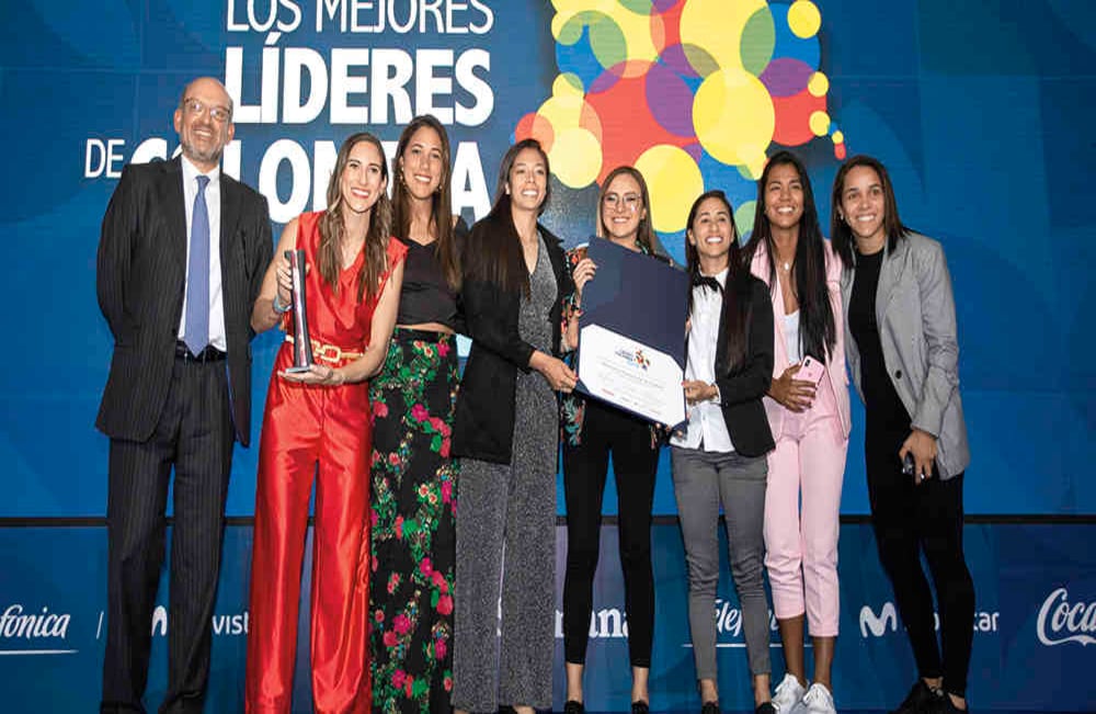 La Selección femenina de Fútbol recibió de Mauricio Rodríguez el premio por su lucha por la igualdad de género al denunciar las injusticias e irregularidades del fútbol de las mujeres en Colombia.
