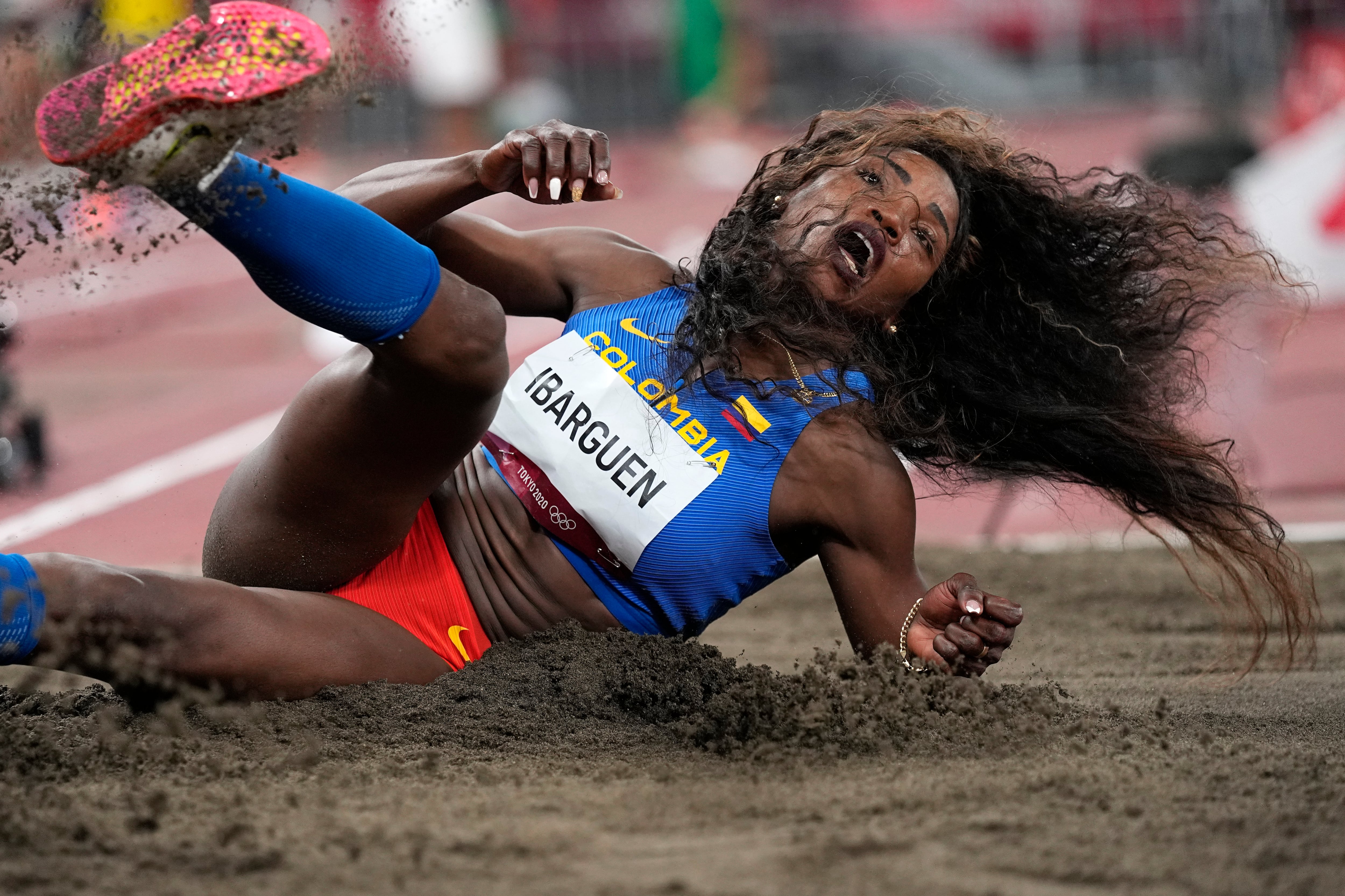 Caterine Ibarguen, de Colombia, compite en las rondas clasificatorias del triple salto femenino en los Juegos Olímpicos de Verano 2020, el viernes 30 de julio de 2021, en Tokio.