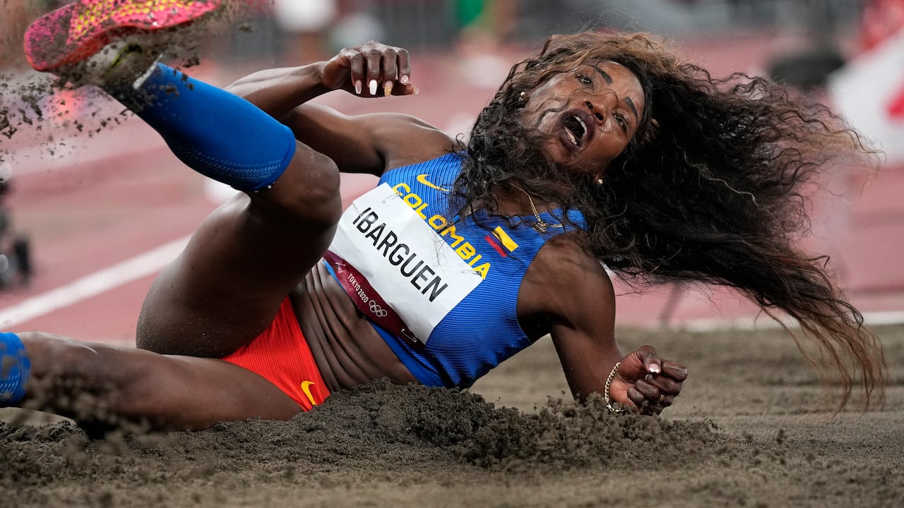 Caterine Ibarguen, de Colombia, compite en las rondas clasificatorias del triple salto femenino en los Juegos Olímpicos de Verano 2020, el viernes 30 de julio de 2021, en Tokio.