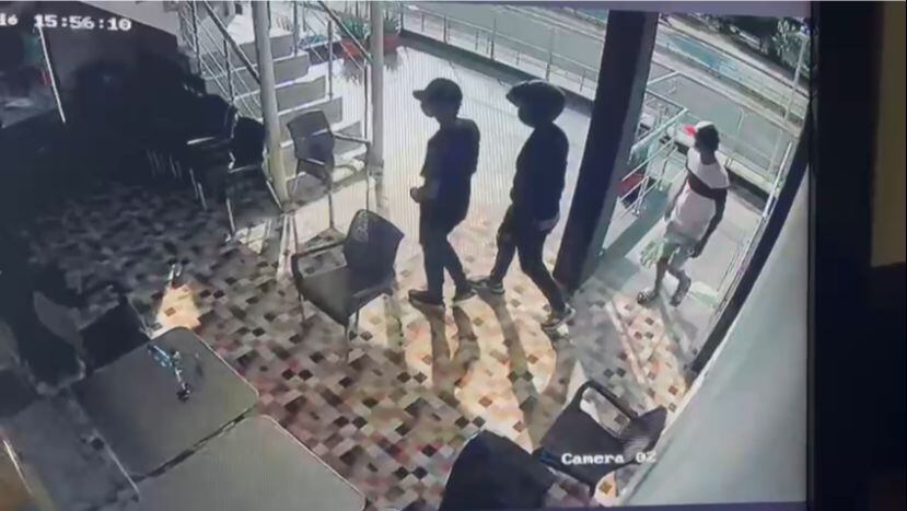 Presuntos ladrones ingresando al estudio musical.