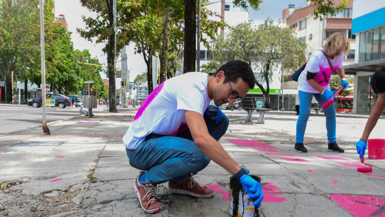 Nicolás de Francisco, durante varios meses, ha marcado con una "x" partes del espacio público que están bastante deterioradas en Bogotá
