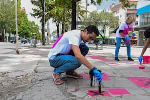 Nicolás de Francisco, durante varios meses, ha marcado con una "x" partes del espacio público que están bastante deterioradas en Bogotá