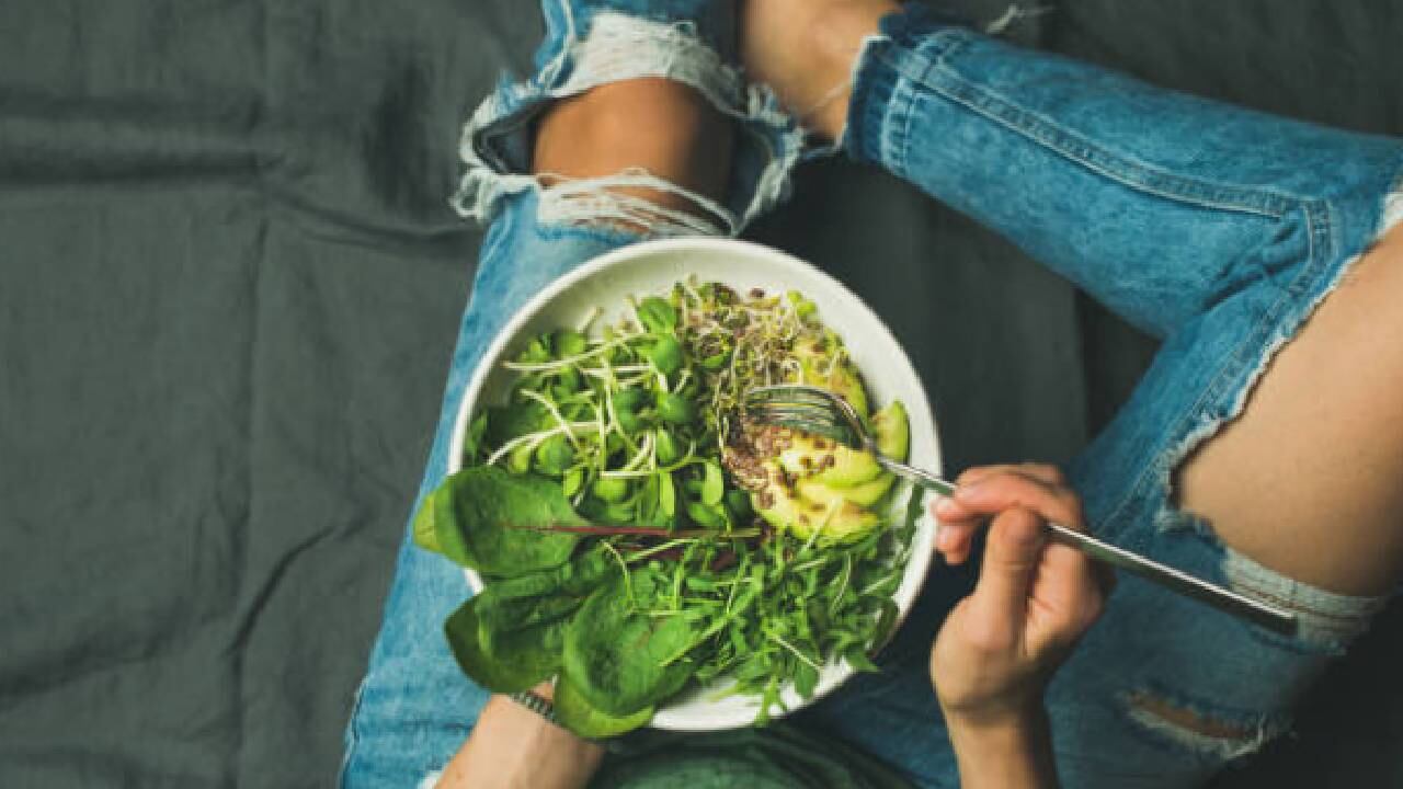 La vitamina k se encuentra mayormente en las hortalizas de color verde.