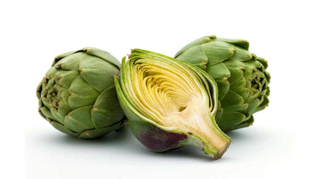 La alcachofa es una de las verduras más recomendadas para limpiar el hígado, por lo que se eliminan toxinas, grasas y colesterol,