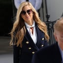 : La secretaria de prensa de la Casa Blanca, Katie Zacharia (izq.), acompaña al presidente de los Estados Unidos, Donald Trump, a su partida desde el jardín sur de la Casa Blanca el 13 de octubre de 2026, en Washington, D. C.