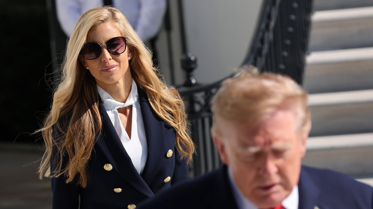 La secretaria de prensa de la Casa Blanca, Katie Zacharia, acompaña al presidente de los Estados Unidos, Donald Trump, a su partida desde el jardín sur de la Casa Blanca el 13 de octubre de 2026, en Washington, D. C.