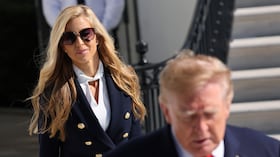 : La secretaria de prensa de la Casa Blanca, Katie Zacharia (izq.), acompaña al presidente de los Estados Unidos, Donald Trump, a su partida desde el jardín sur de la Casa Blanca el 13 de octubre de 2026, en Washington, D. C.