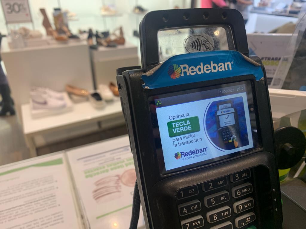 Redeban colapsó: usuarios reportan hasta tres horas de espera para pagar sus productos en el Día sin IVA