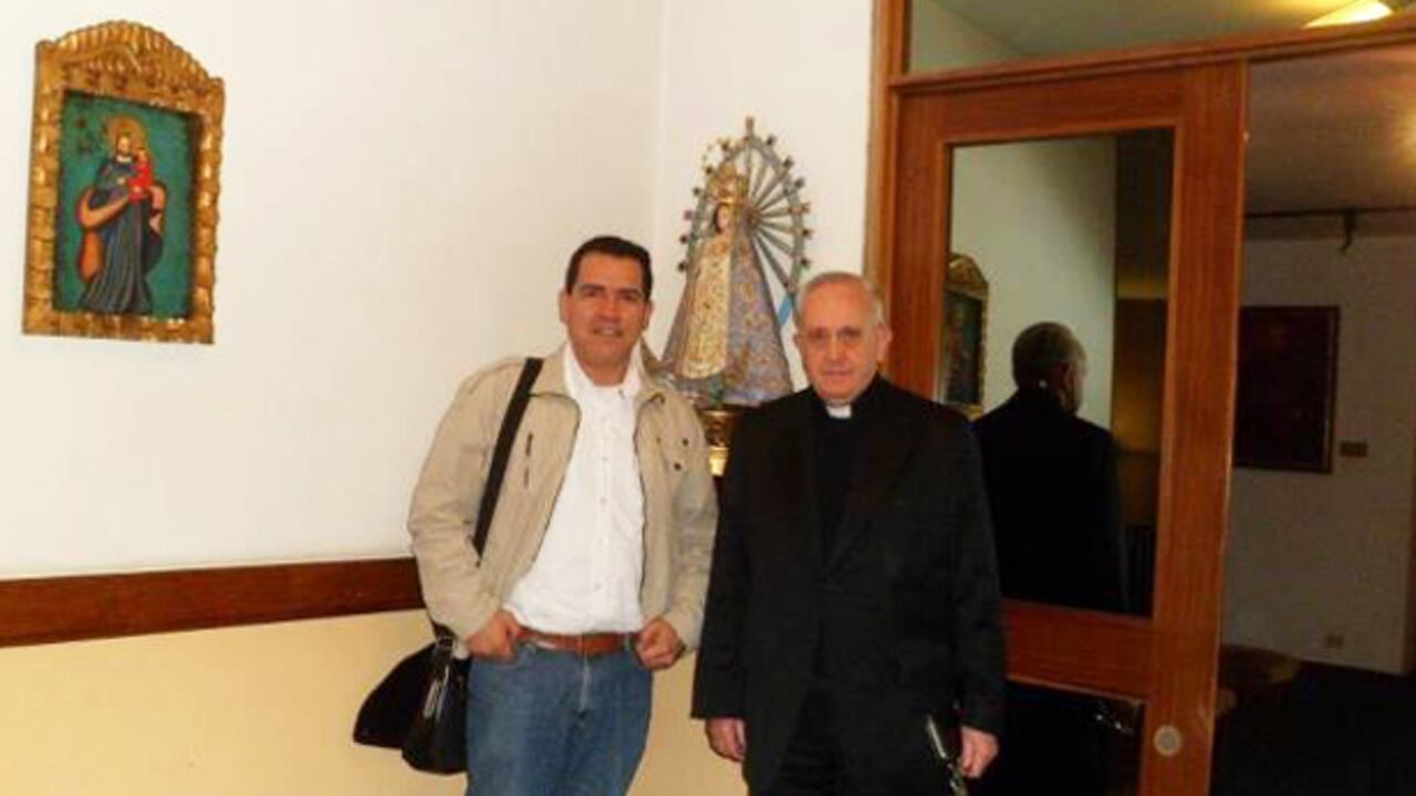 El misionero José Alexander Fandiño al lado del cardenal Jorge Mario Bergoglio, actualmente Papa Francisco.