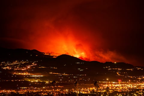 Vista de llamaradas en el horizonte a medida que el incendio avanza a través del bosque hacia la población de La Laguna y el aeropuerto de Los Rodeos en Tenerife, Islas Canarias, España, sábado 19 de agosto de 2023. (AP Foto/Arturo Rodriguez)