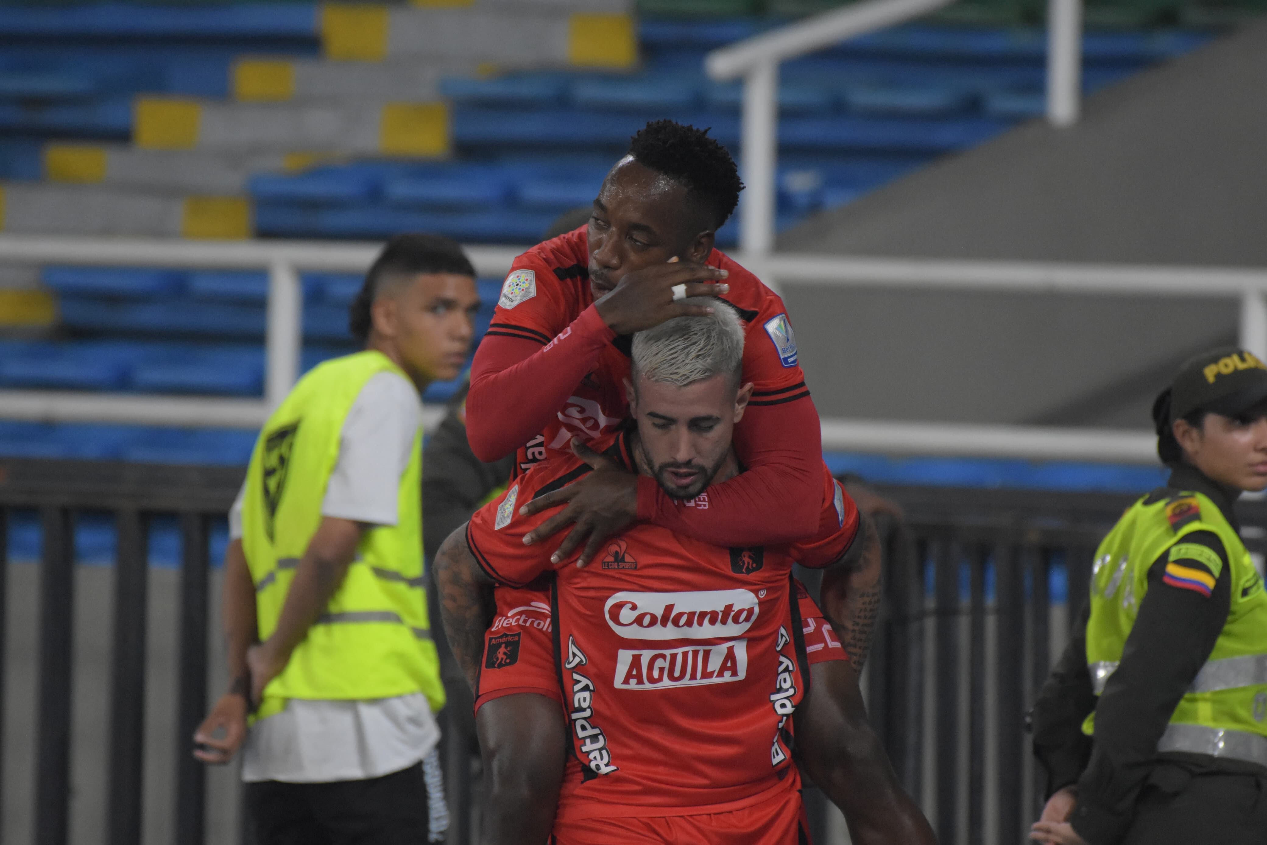 América celebrando uno de los tantos de la noche.