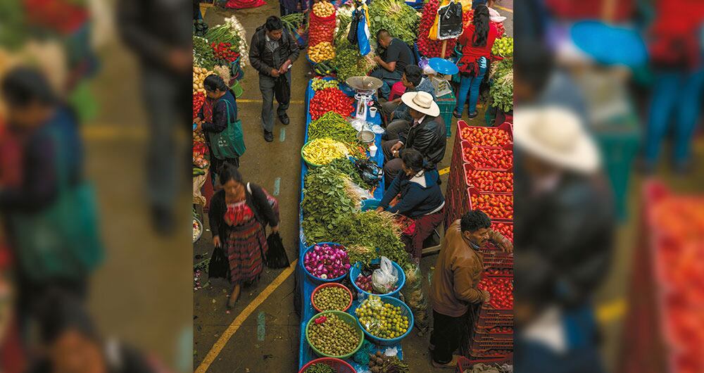 Tres mil personas trabajan los jueves y domingos en el mercado de Chichicastenango