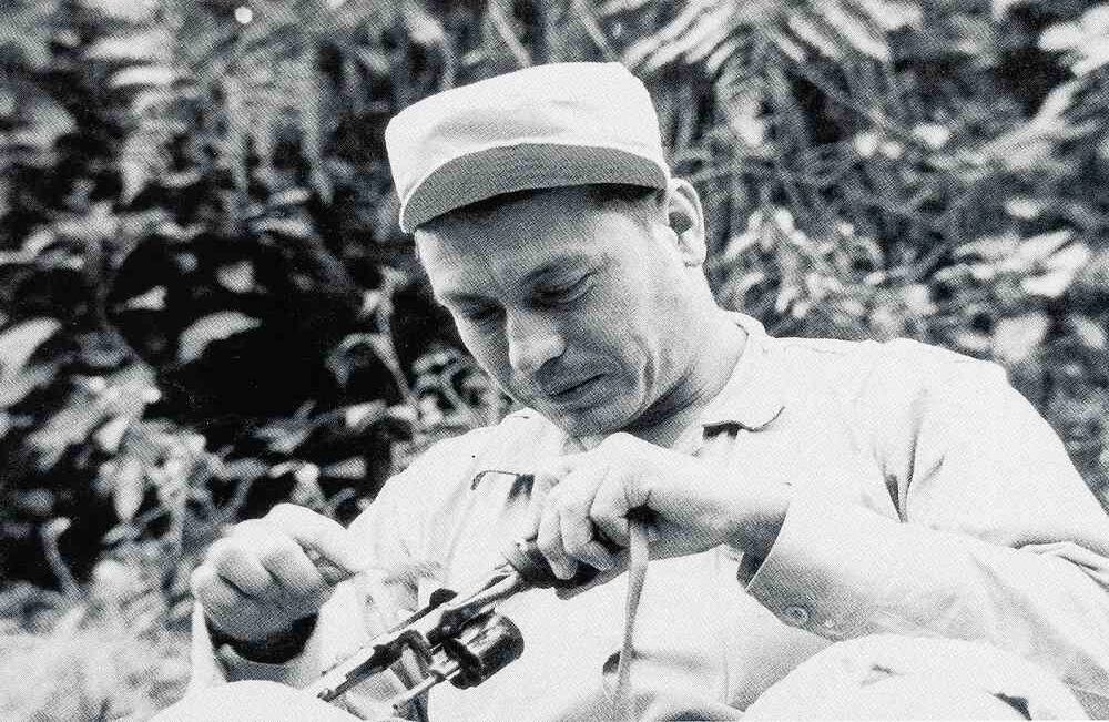 'Manuel Marulanda Vélez' limpia una pistola en Río Chiquito, días después de la Operación Marquetalia. 