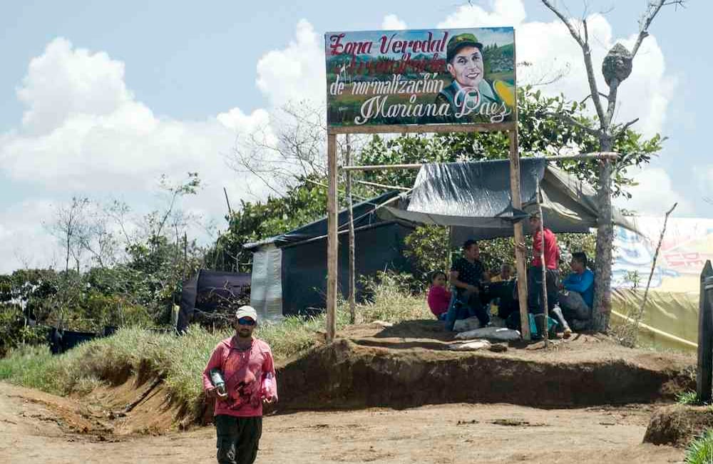 En la vereda los excombatientes recibieron la biblioteca publica con mucho entusiasmo, algunos de ellos solicitaron ser voluntarios para trabajar en ella.  Foto:  Diana Rey / SEMANA