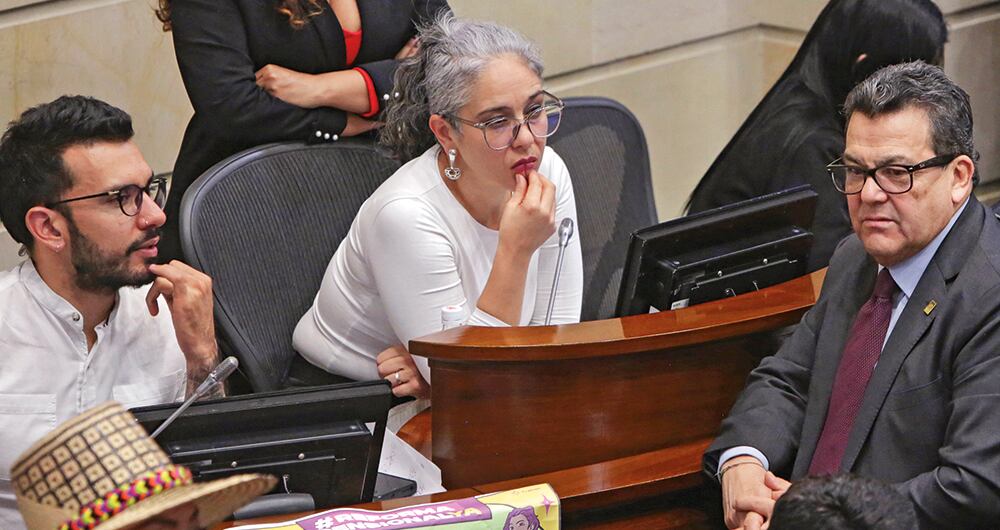   El presidente del Senado, Iván Name, le permitió a la vicepresidenta, la senadora María José Pizarro, presidir la plenaria en la que se aprobó la reforma pensional. A la luz de lo dicho por Sneyder Pinilla, pudo ser una ayuda directa de Name al Gobierno Petro. 