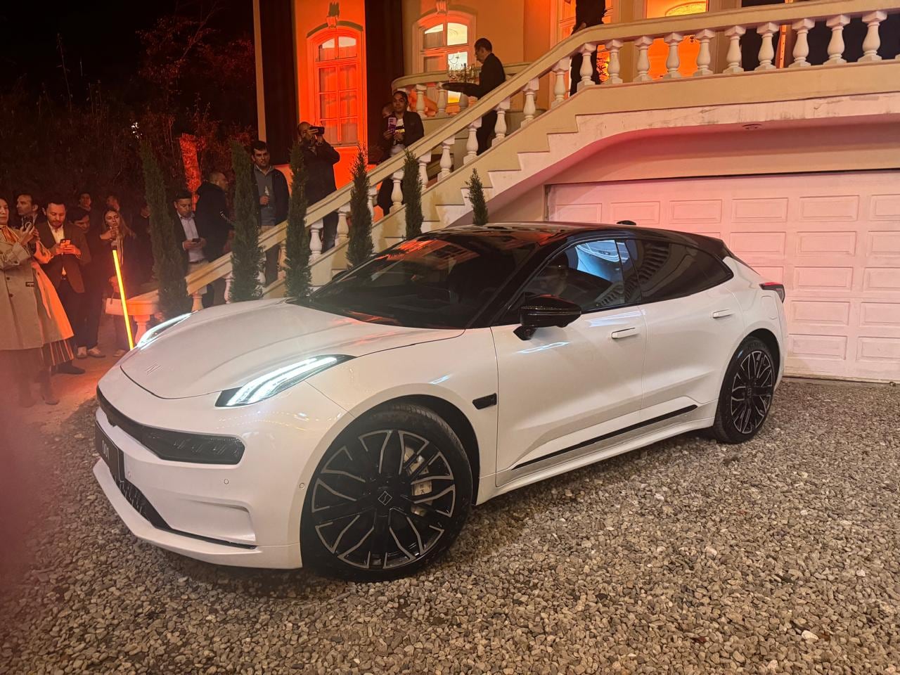 La marca china Zeekr presentó los modelos X y 001 en Colombia.