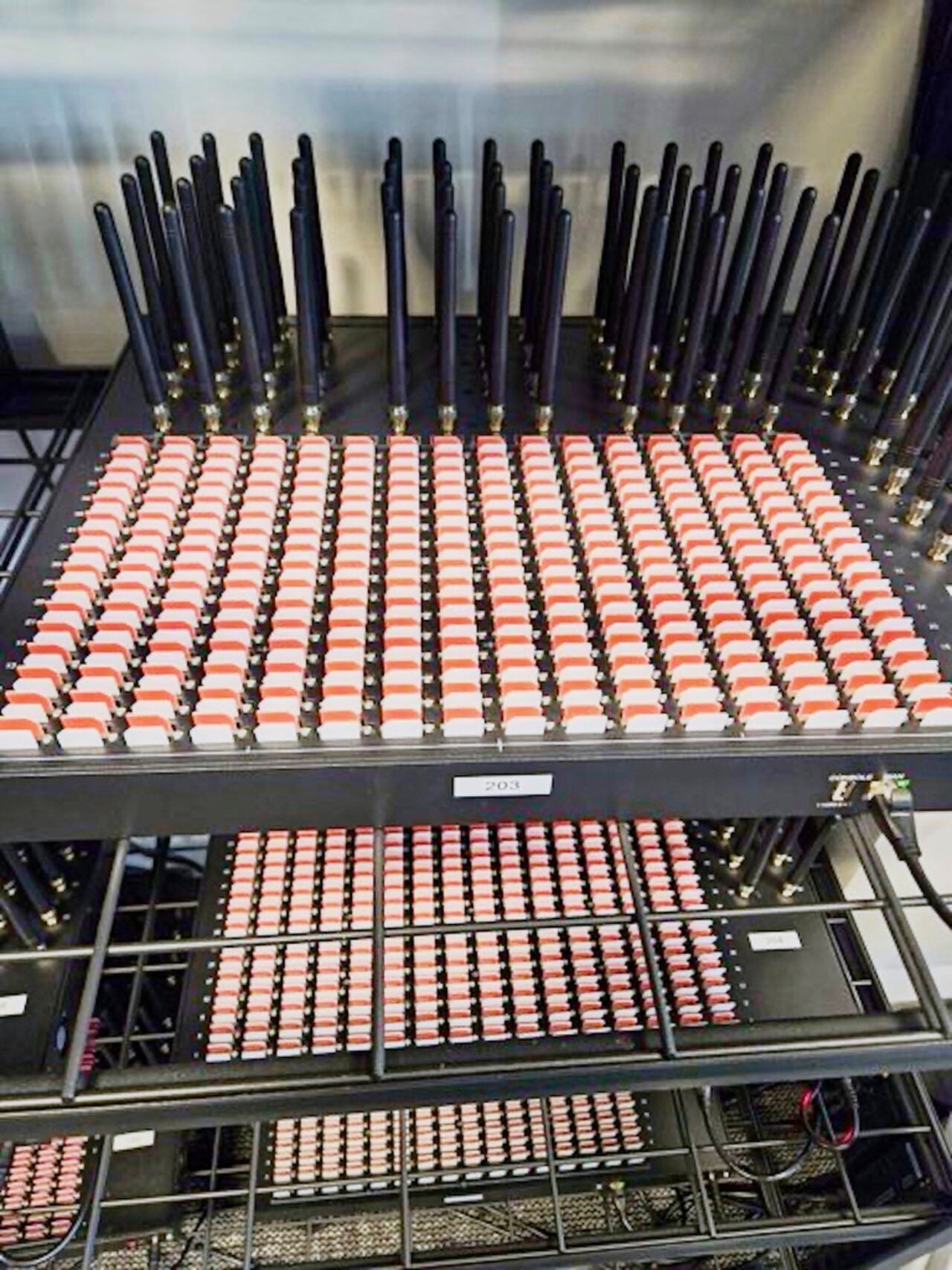 Esta foto, proporcionada por el Servicio Secreto de EE. UU., en Nueva York, el lunes 22 de septiembre de 2025, muestra parte de una pared de cajas SIM incautadas por la agencia. (Servicio Secreto de EE. UU. vía AP)