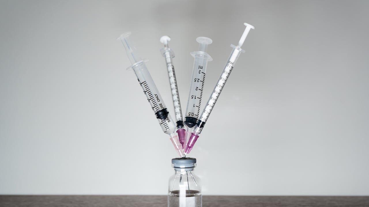 De acuerdo con la ministra, esta vacuna tiene una efectividad del 100 % para evitar muertes y 88 % para evitar la hospitalización.