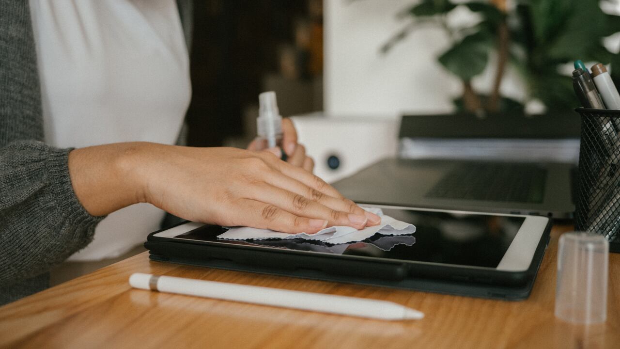 Mantener limpia una laptop con pantalla táctil es crucial para asegurar su buen funcionamiento.