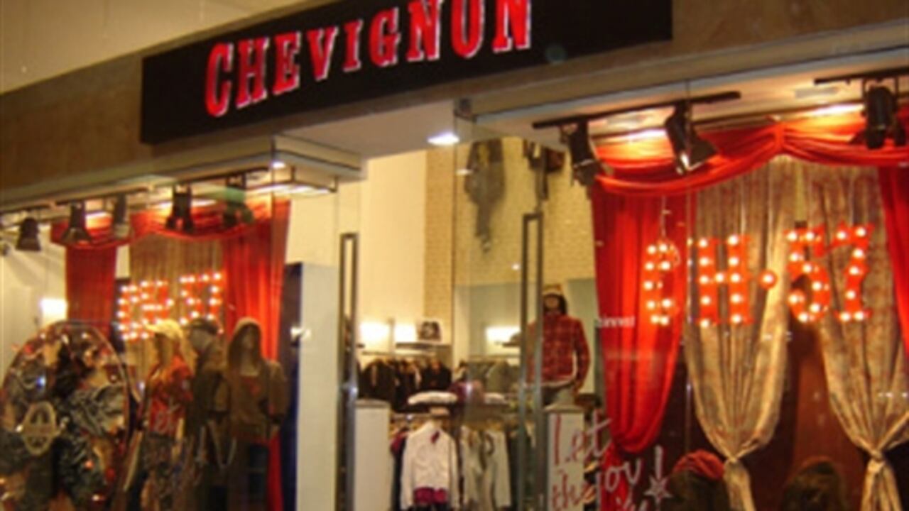 Chevignon
Jugando con los sentidos
Al haber entendido que sus puntos de venta deben ser cada vez mas llamativos para el segmento objetivo que manejan, Chevignon desarrolló su campaña de experiencia sensorial con el fin de ubicarse en el top of mind de sus clientes. Esto se logró traducir en el aumento de la rotación de sus productos y el incremento en ventas a través de las ventas cruzadas. “Un visual merchandising no puede ser general, debe trasmitir la personalidad de la marca para que esté acorde con la estrategia de comunicación de las empresas”, afirma Maritza Lalinde, directora de visual merchandising de Chevignon Colombia.
