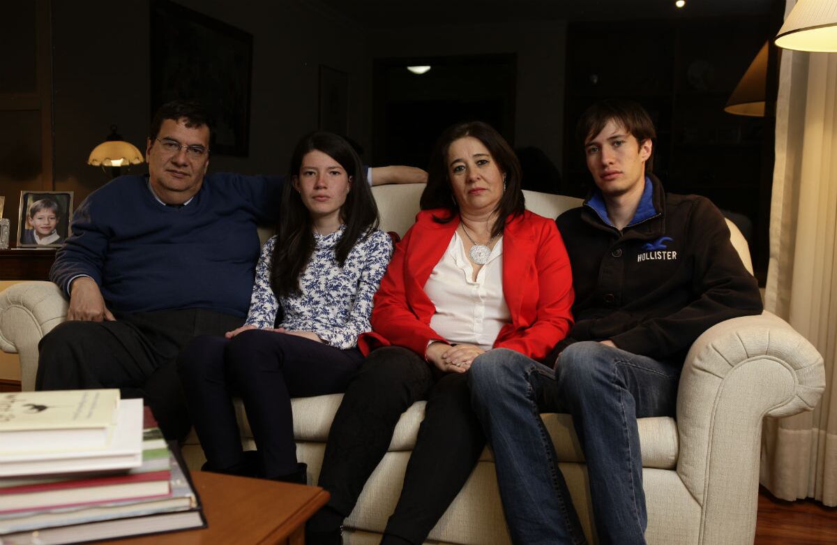 Esta es la familia de Juan Manuel. Su hija, de 17 años, no puede estar un solo minuto en el Tenerife Real porque de inmediato le dan dolores de cabeza.Foto: Daniel Reina Romero