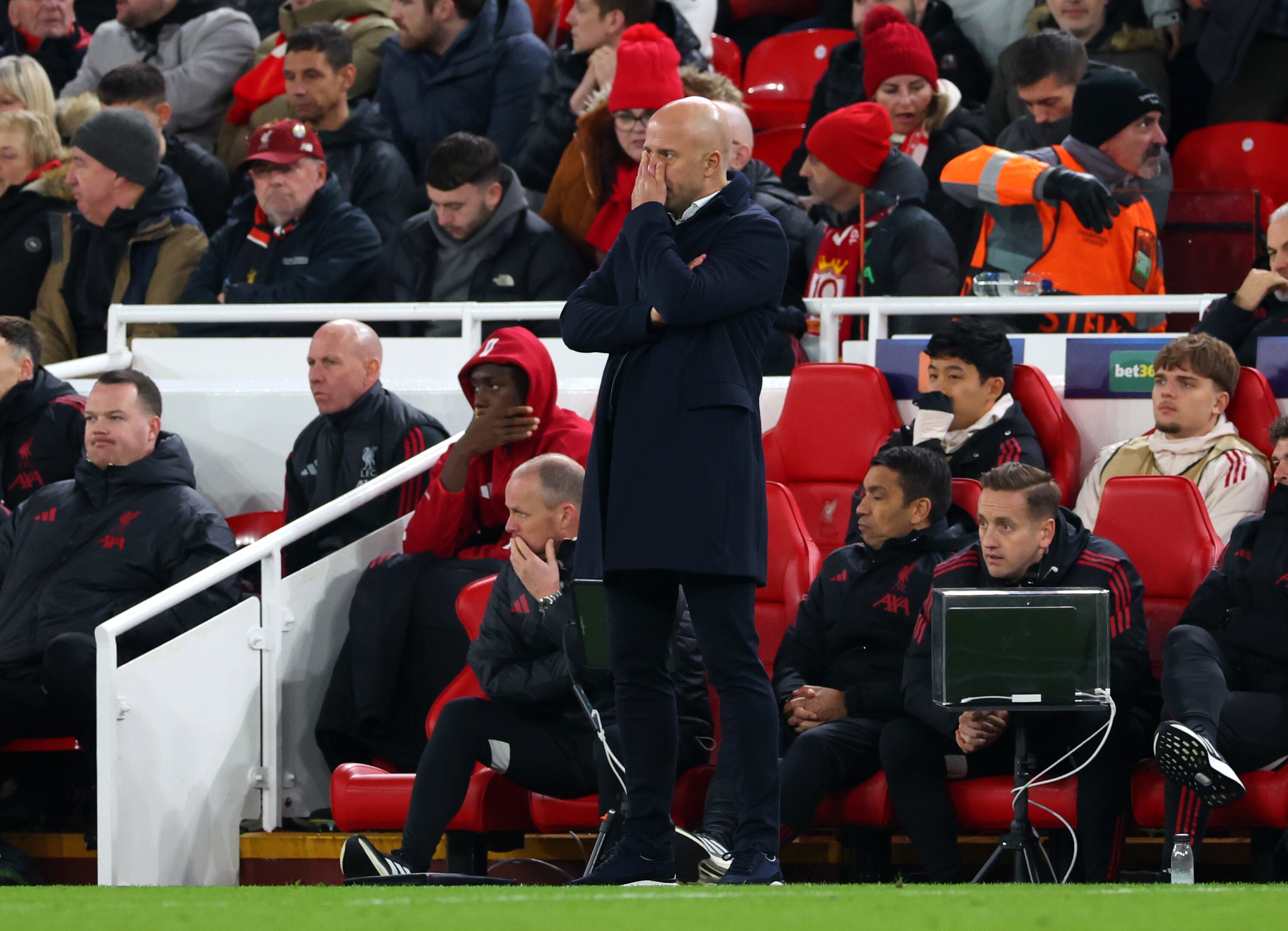 Arne Slot preocupado por el resultado en contra en Anfield ante el PSV.