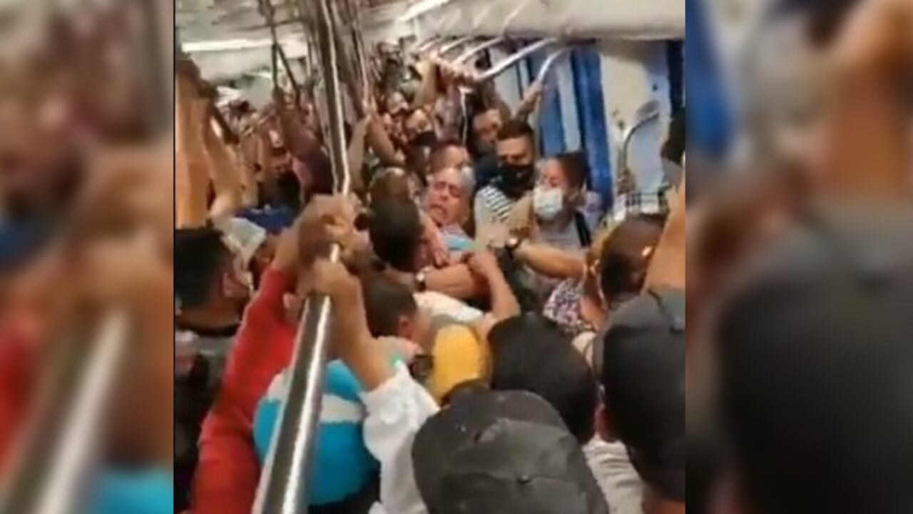Hombres se fueron a los puños en vagón del metro de Medellín repleto, previo al toque de queda