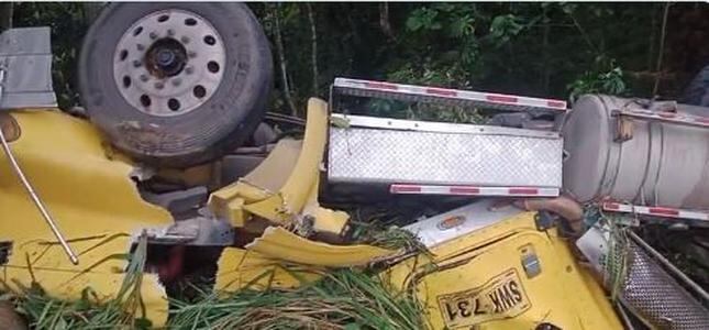 El Invías tardó varias horas para poder levantar la tractomula