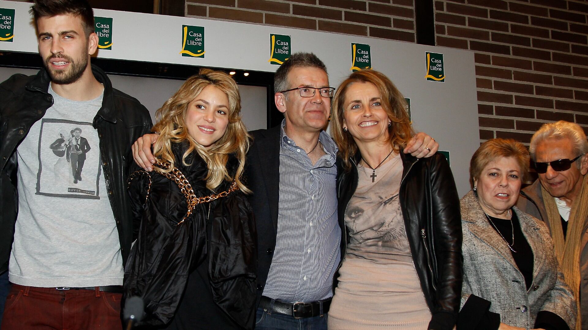 El grosero gesto fue captado al intentar tomar la fotografía.