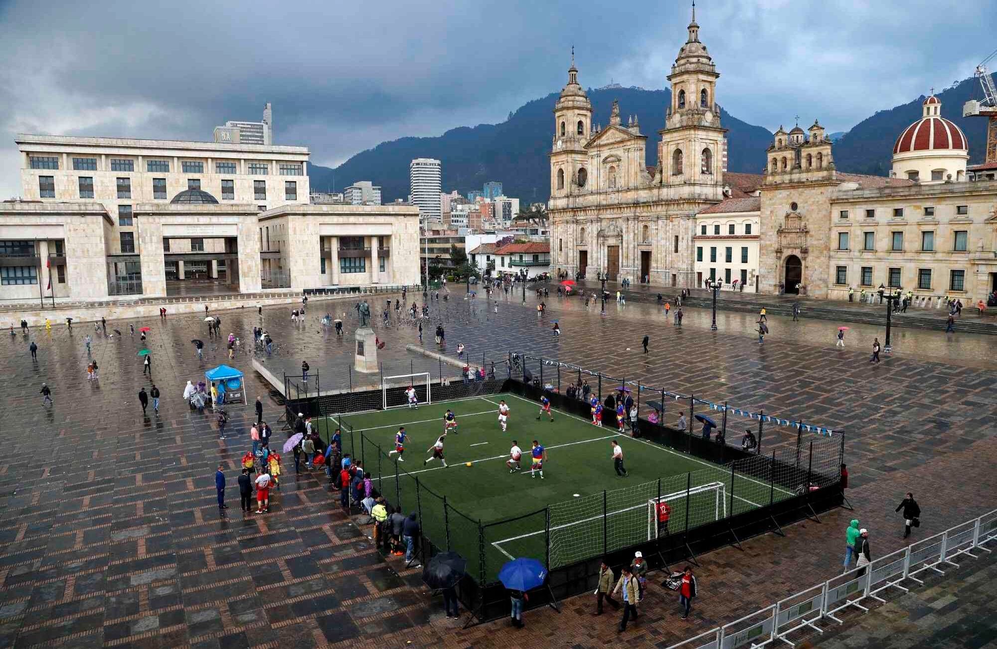 Varios transeúntes se detuvieron a presenciar el partido en la Plaza de Bolívar.  FOTO: León Darío Peláez