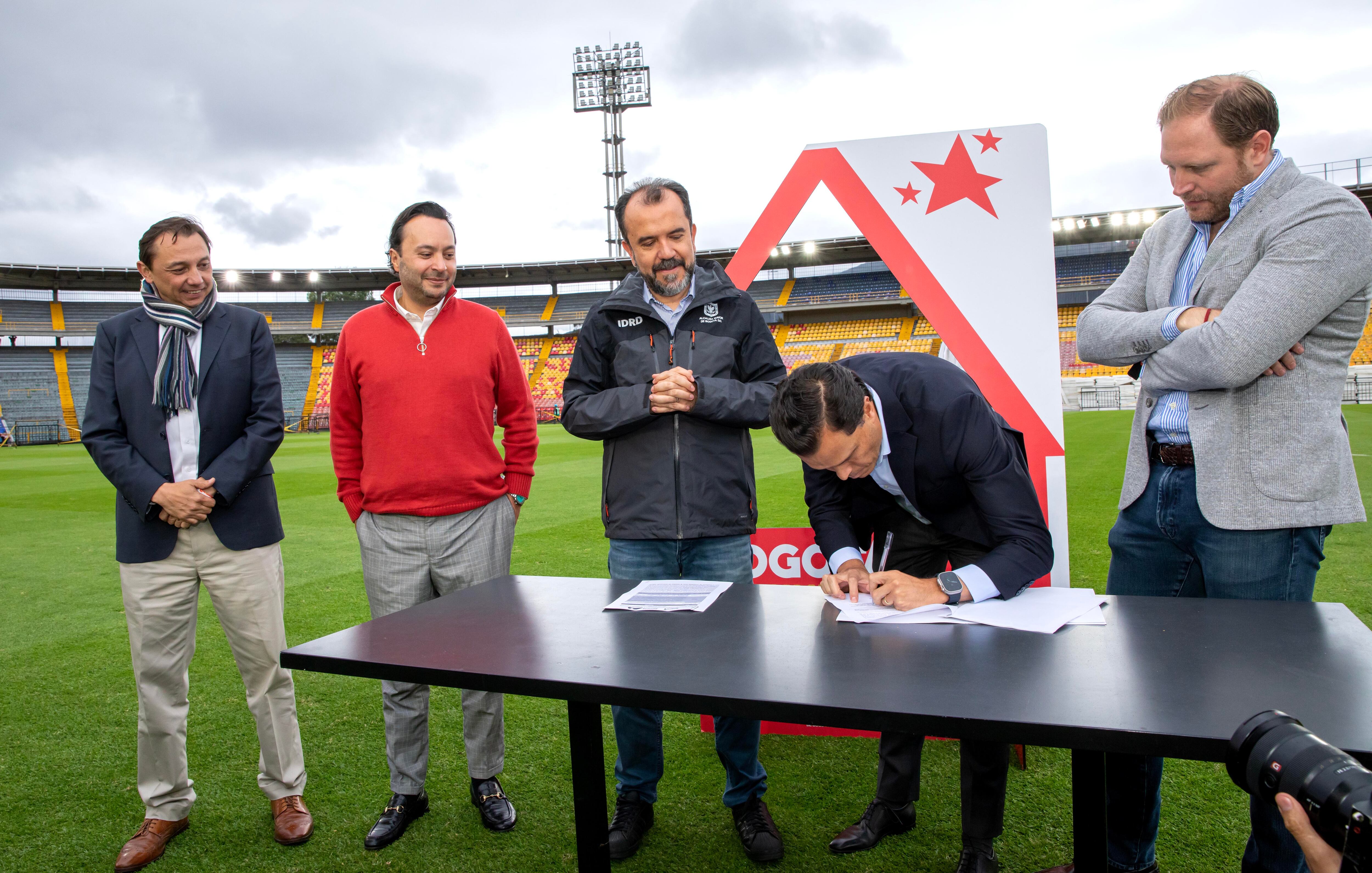 Firma del acto de inicio para el contrato de concesión de El Campín