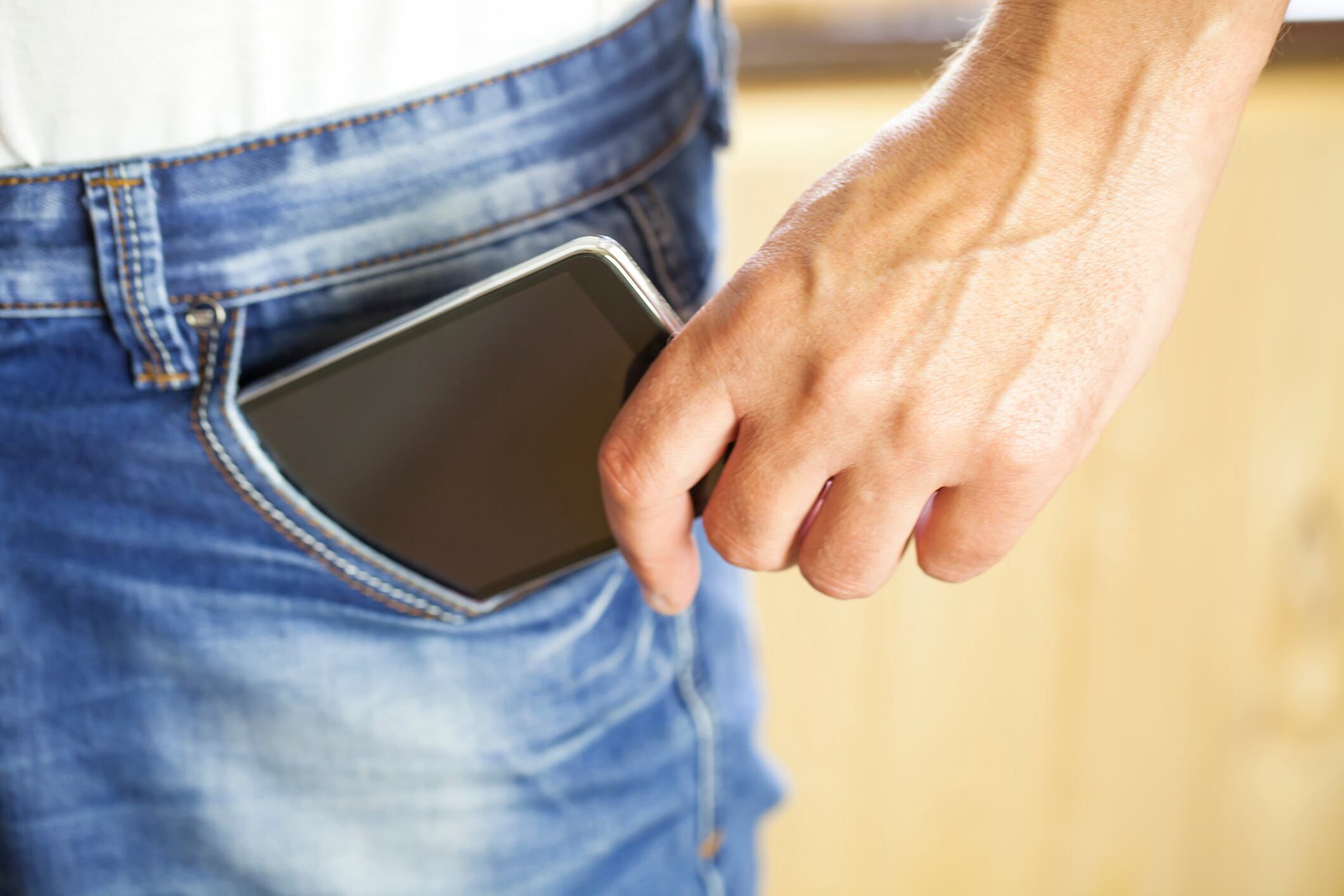 El desgaste prematuro de numerosos celulares se relaciona con una práctica tan común como perjudicial.