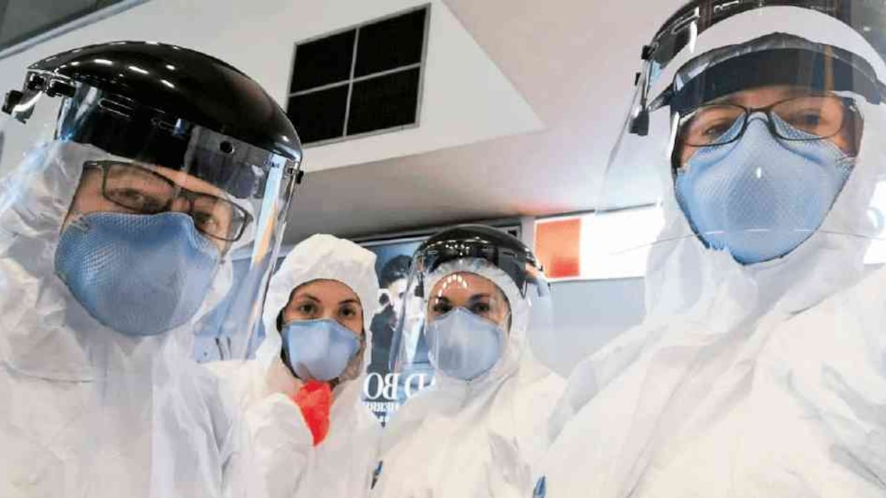 Un equipo de epidemiólogos en trabajo de vigilancia de campo buscan activamente casos en lugares frecuentados por otros infectados con covid-19 en Bogotá.