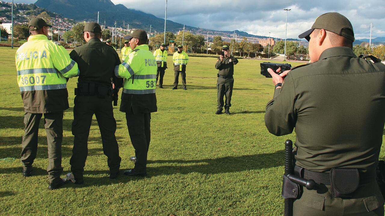 Un policía usa una pistola eléctrica durante una demostración.