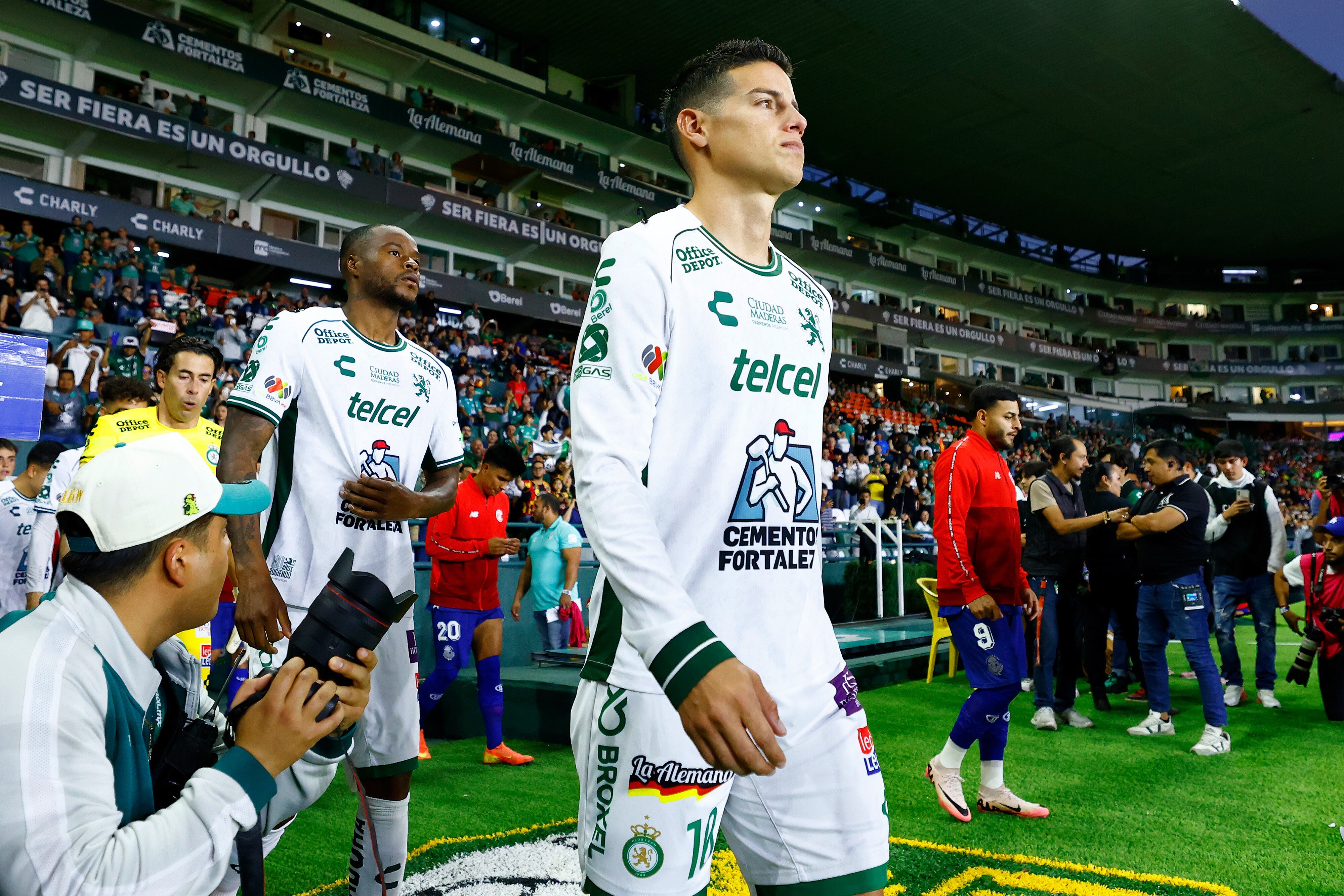 LEON, MEXICO - FEBRUARY 08: James Rodriguez of Leon enter the field befor the 6th round match between Leon and Toluca as part of the Torneo Clausura 2025 Liga MX at Leon Stadium on February 08, 2025 in Leon, Mexico. (Photo by Leopoldo Smith/Getty Images)