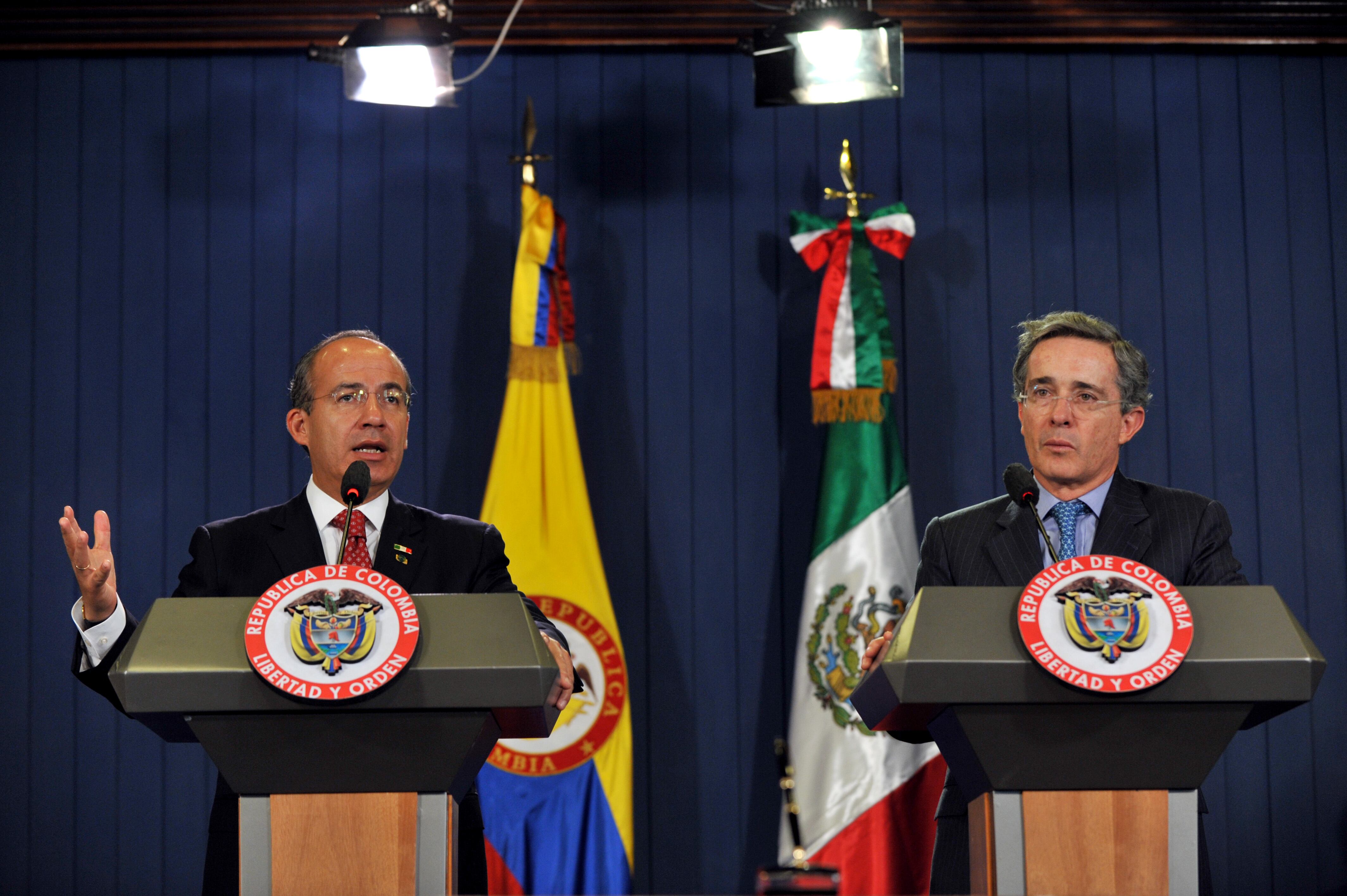 El presidente de Colombia, Álvaro Uribe (der.), y el presidente de México, Felipe Calderón, ofrecen una conferencia de prensa conjunta en la Casa de Nariño, la residencia presidencial, el 13 de agosto de 2009 en Bogotá, Colombia. En una visita de dos días a Colombia, Calderón tiene previsto hablar sobre el narcotráfico y el terrorismo con Uribe y participar en la ceremonia de inauguración de la Feria Internacional del Libro de Bogotá, que tiene a México como país invitado de honor en su edición de 2009. (Foto de Gal Schweizer/LatinContent vía Getty Images)