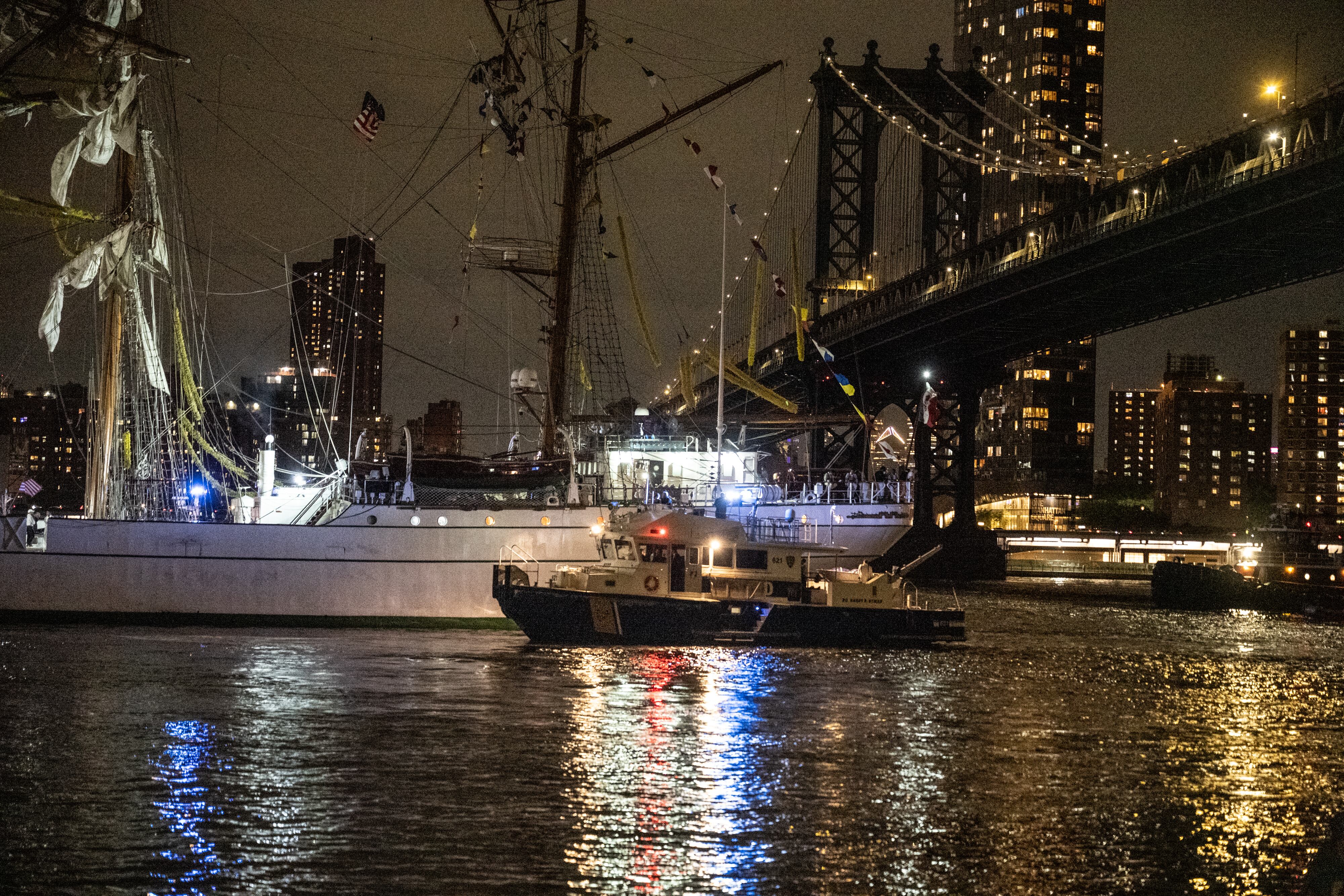 Un velero de la Armada de México, averiado, flota entre los puentes de Brooklyn y Manhattan en el East River el 17 de mayo de 2025 en la ciudad de Nueva York.