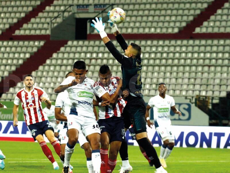 Eder Chaux toma una pelota aérea con las manos