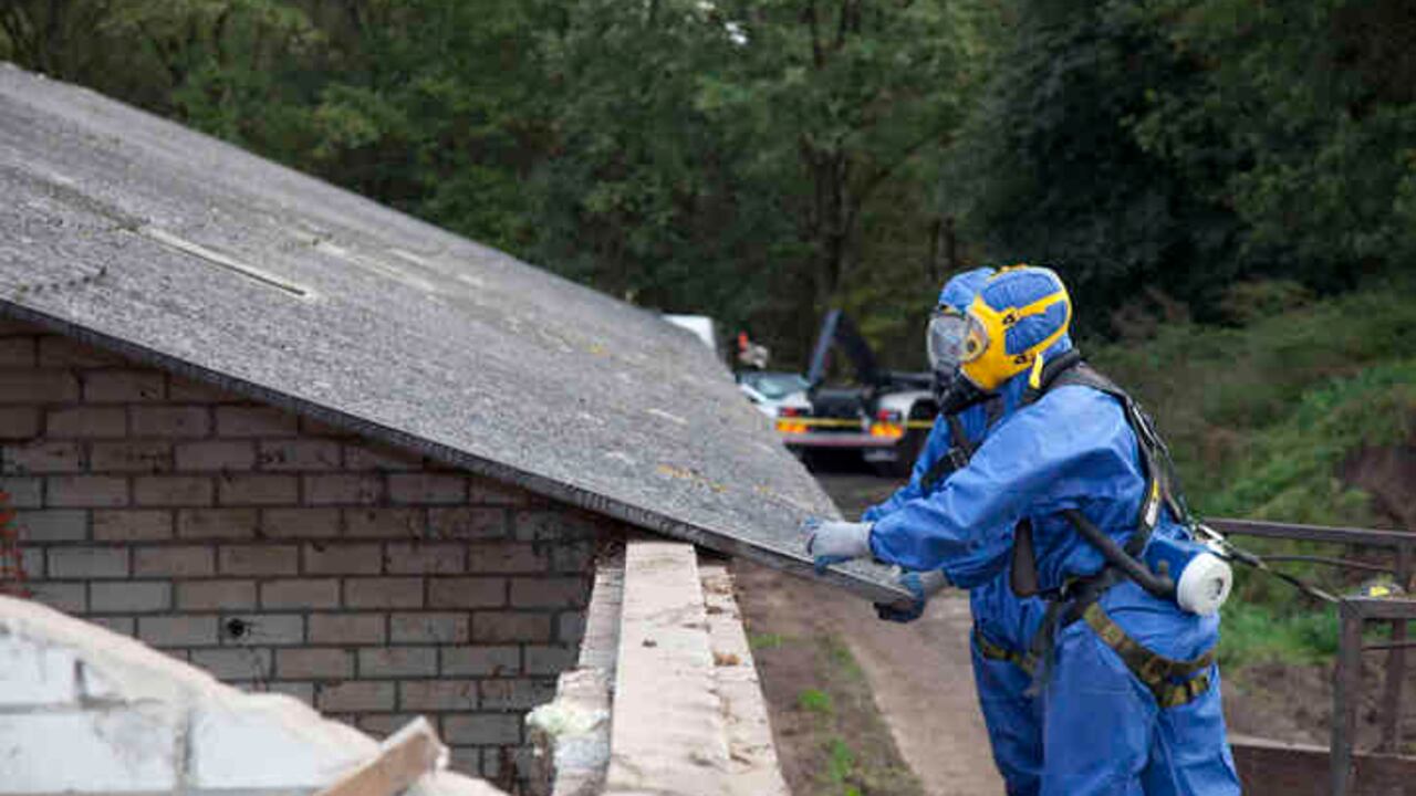 El asbesto es una sustancia que está presente en muchos productos como tejas, tubos, tanques y partes de automóviles, entre otros. Foto: Getty