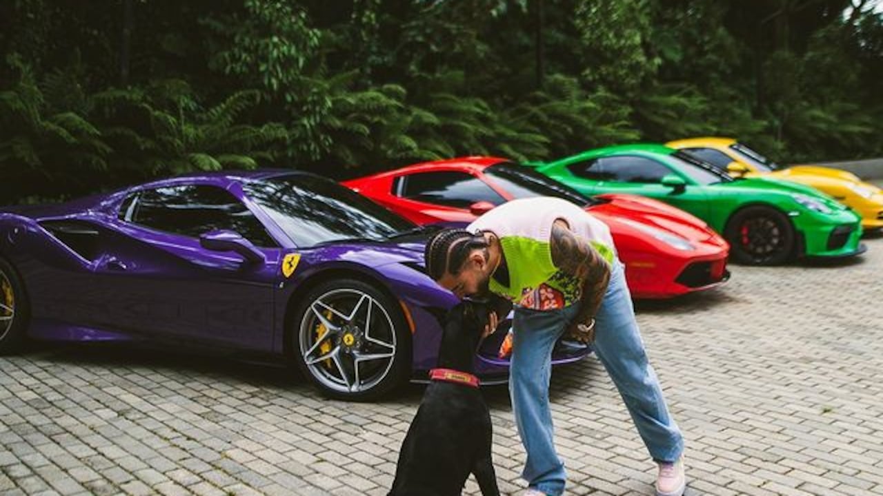 El paisa presumió sus lujosos carros.