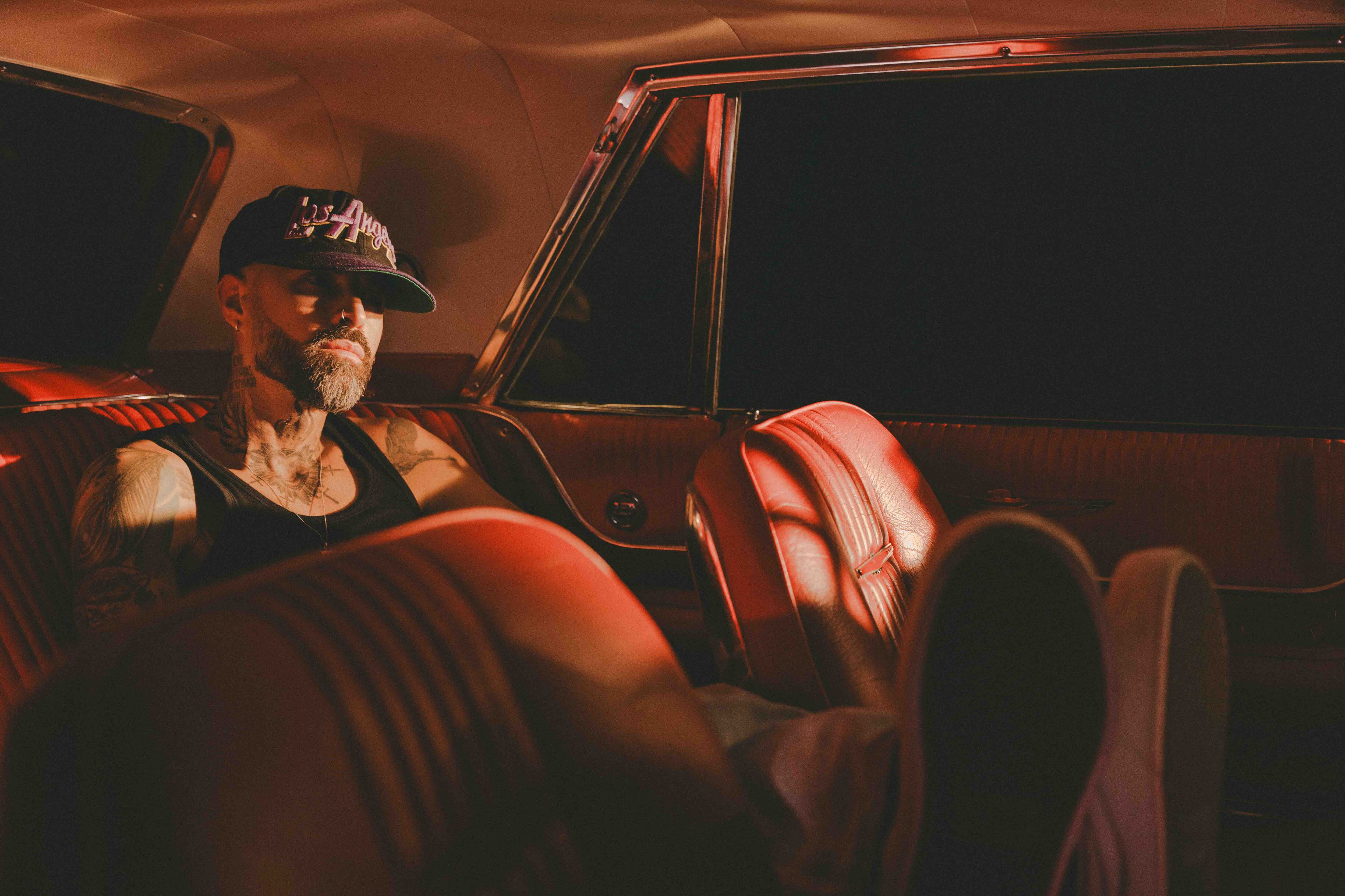 Mike Bahía estrena su canción 'Vacío', que le da una mirada a lo que se siente cuando la persona amada está lejos.