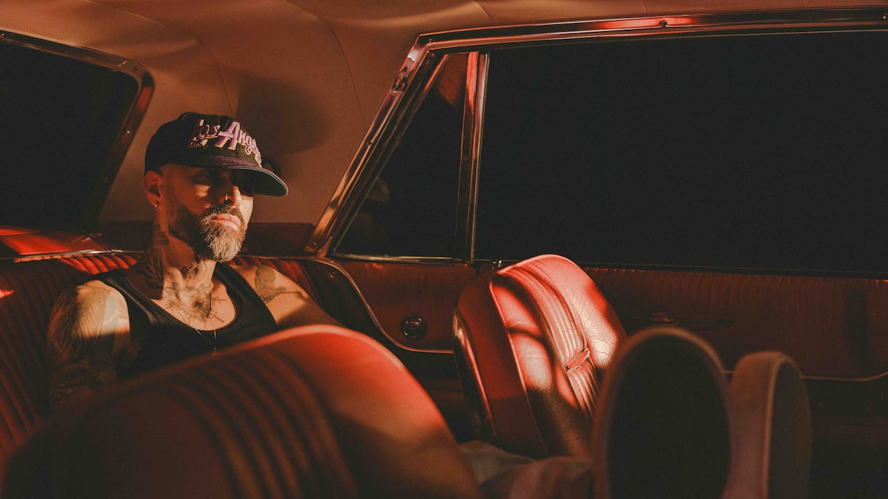 Mike Bahía estrena su canción 'Vacío', que le da una mirada a lo que se siente cuando la persona amada está lejos.