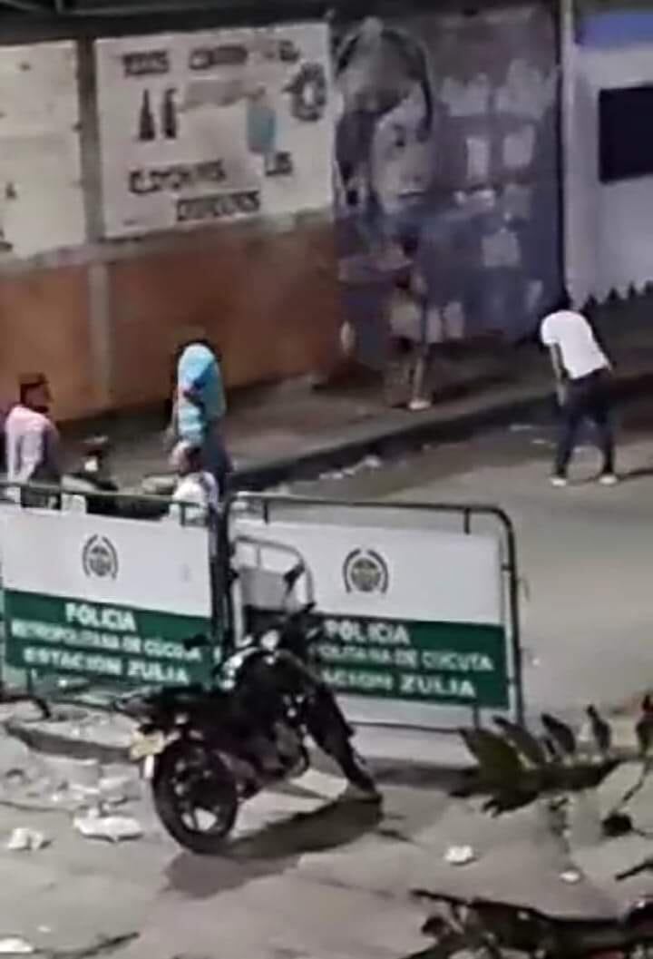 Los manifestantes ingresaron de forma indebida a la biblioteca.