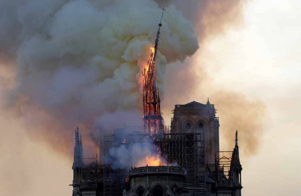 El fuego derrumbó la aguja del templo, considerado un ícono de la religión católica que data de los siglos XII y XIII. FOTO: Geoffroy VAN DER HASSELT / AFP