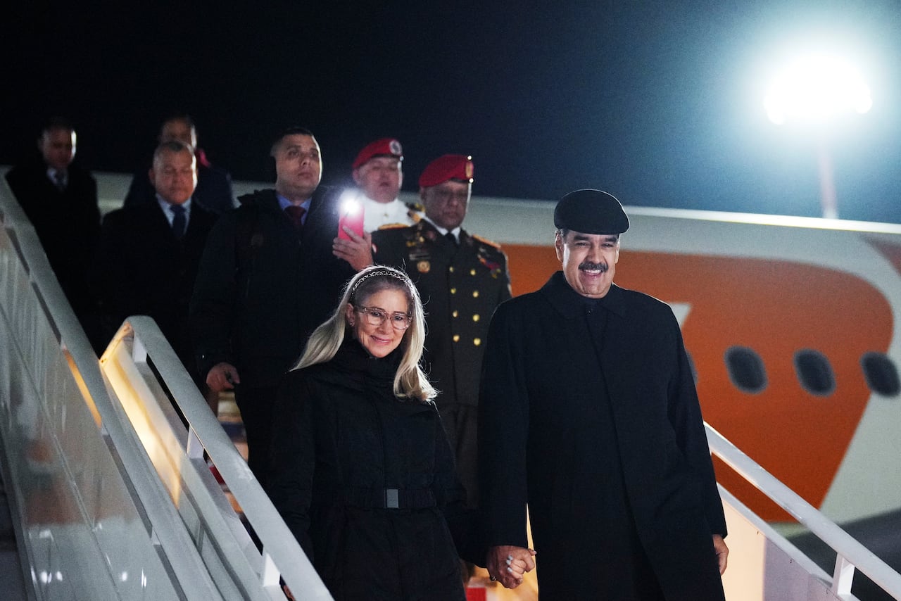 El presidente venezolano, Nicolás Maduro, y su esposa Cilia Flores llegan al Aeropuerto Internacional de Kazán para la cumbre de los BRICS en Kazán, Rusia, el martes 22 de octubre de 2024. (Alexander Vilf/Anfitrión de fotos brics-russia2024.ru vía AP)