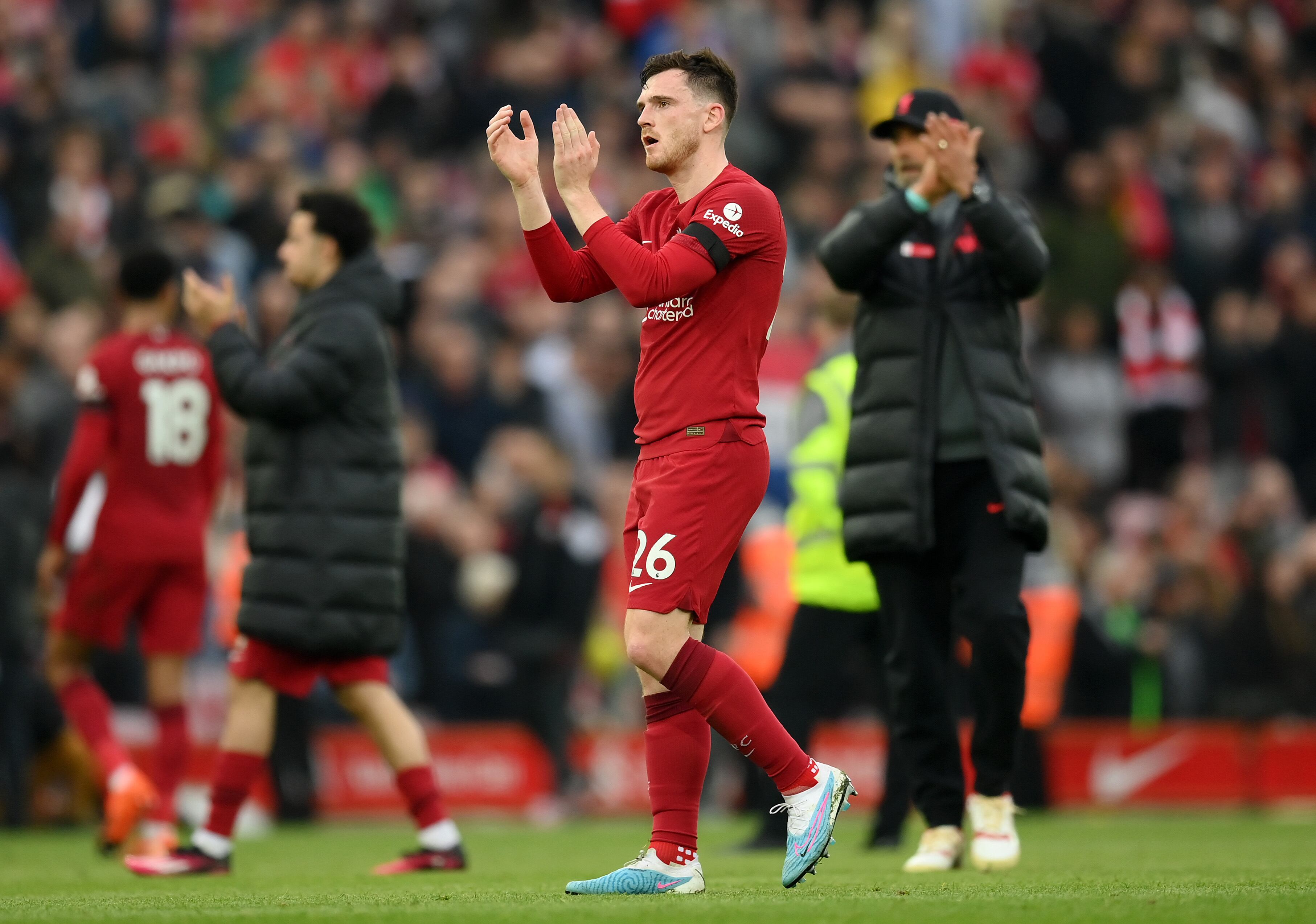 Andy Robertson en el juego con Arsenal.