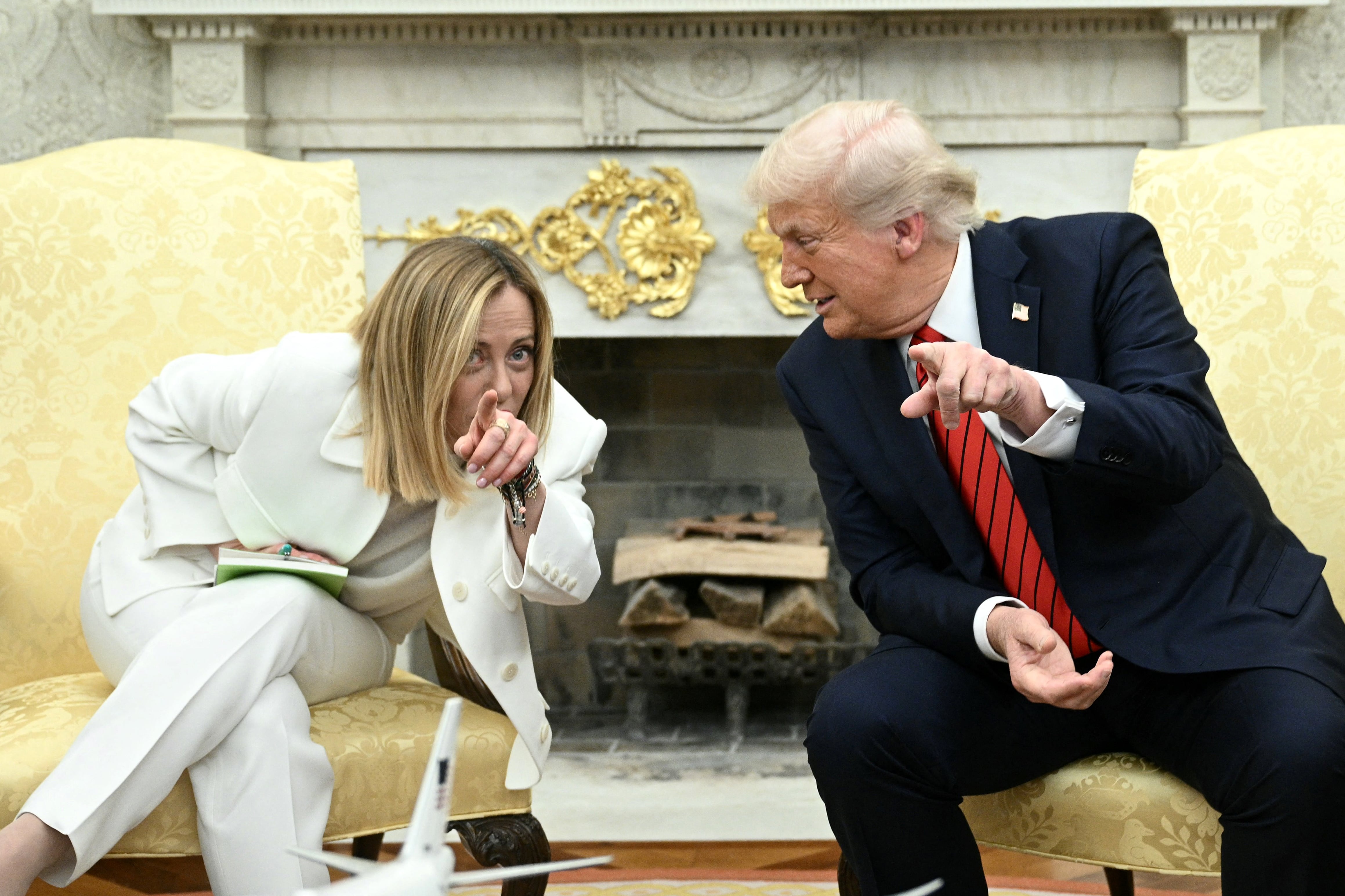 El presidente Donald Trump se encontró con la primera ministra italiana, Giorgia Meloni, para llegar a un acuerdo sobre los aranceles .
(Photo by Brendan SMIALOWSKI / AFP)