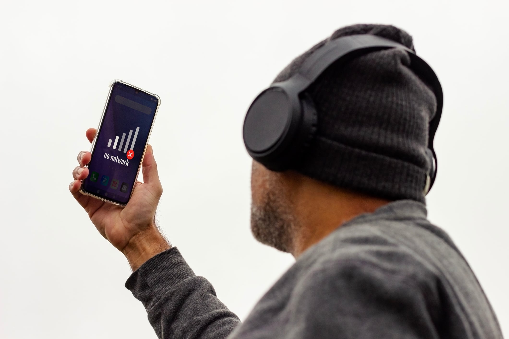 Un celular sin servicio puede revelar un fraude silencioso: el robo del número para acceder a datos y cuentas.