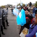 La policía se para frente a los protestantes durante una manifestación en San Salvador de Jujuy, Argentina, el martes 20 de junio de 2023. Han estallado protestas en toda la provincia en respuesta a una reforma constitucional provincial recientemente aprobada que, según los críticos, restringe los derechos de protesta social. (Foto AP/Juan Burgos)