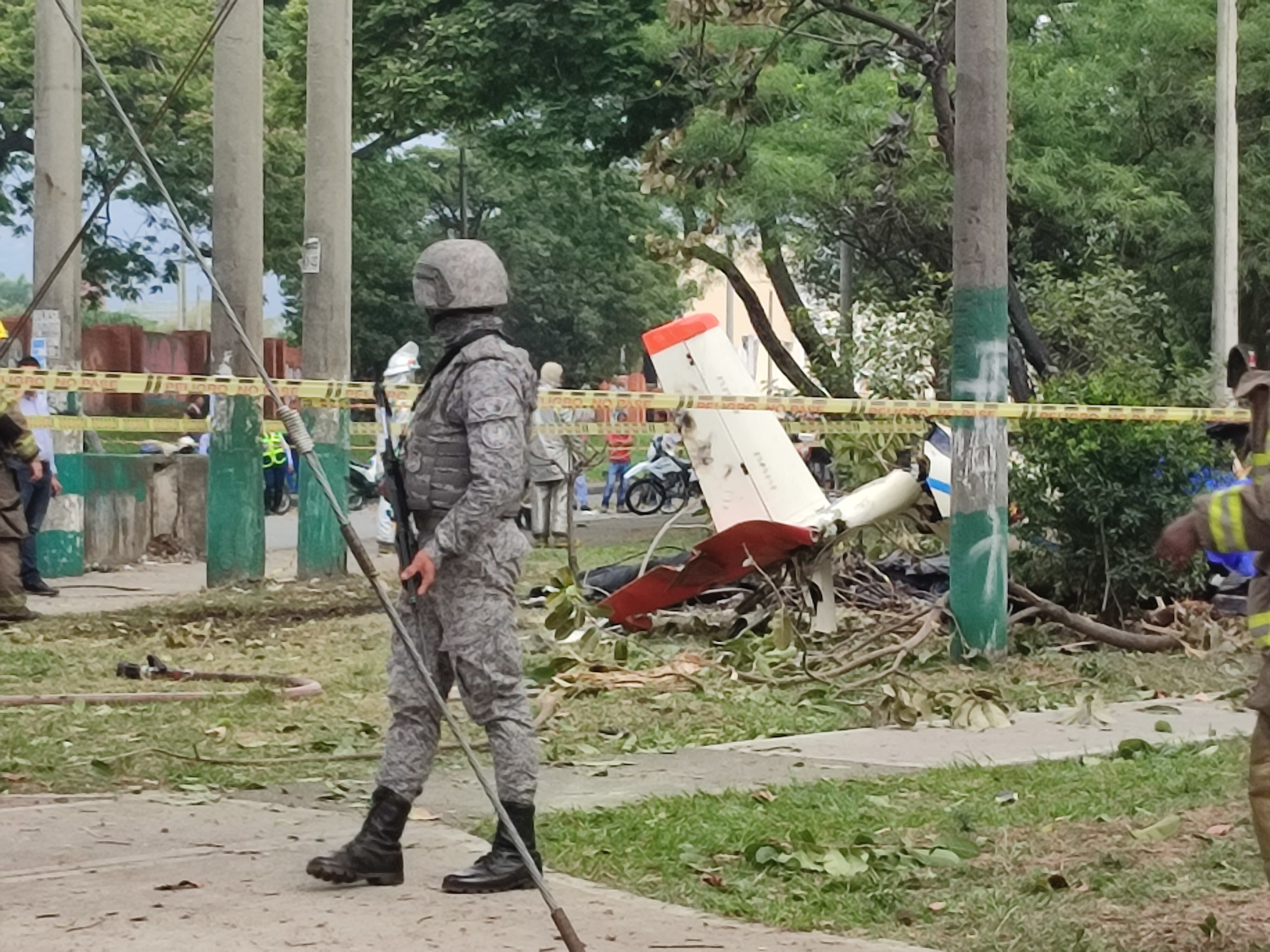 Accidente de avioneta de la FAC en Cali. Foto: Jorge Orozco / El País.